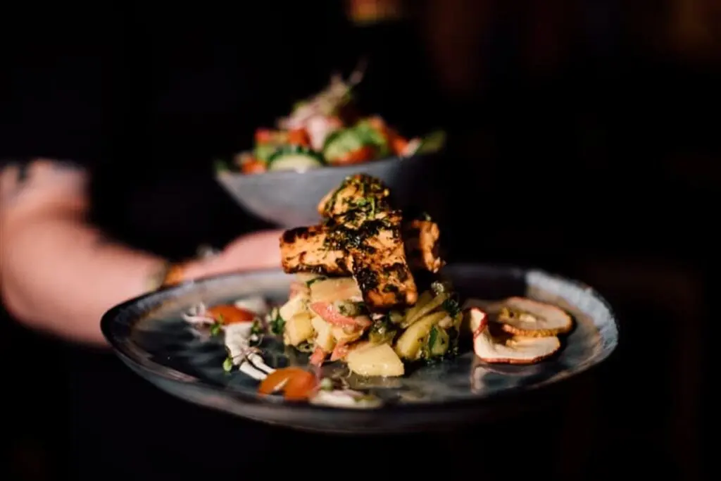 Catering im SCHANZ mit serviertem Gericht