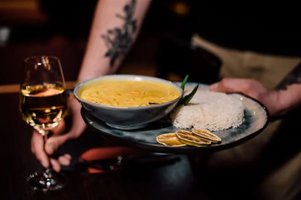 Serviertes Currygericht im SCHANZ Catering