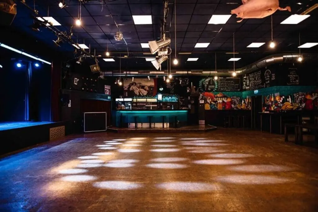 Eventlocation im SCHANZ mit Bühne und Lichtspots