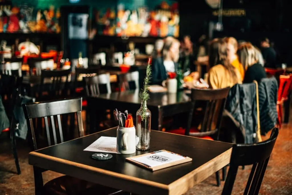 WOHNZIMMER-Bereich im SCHANZ mit gedeckten Tischen