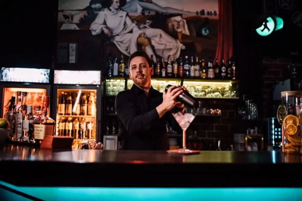Barkeeper im SCHANZ beim Mixen von Cocktails