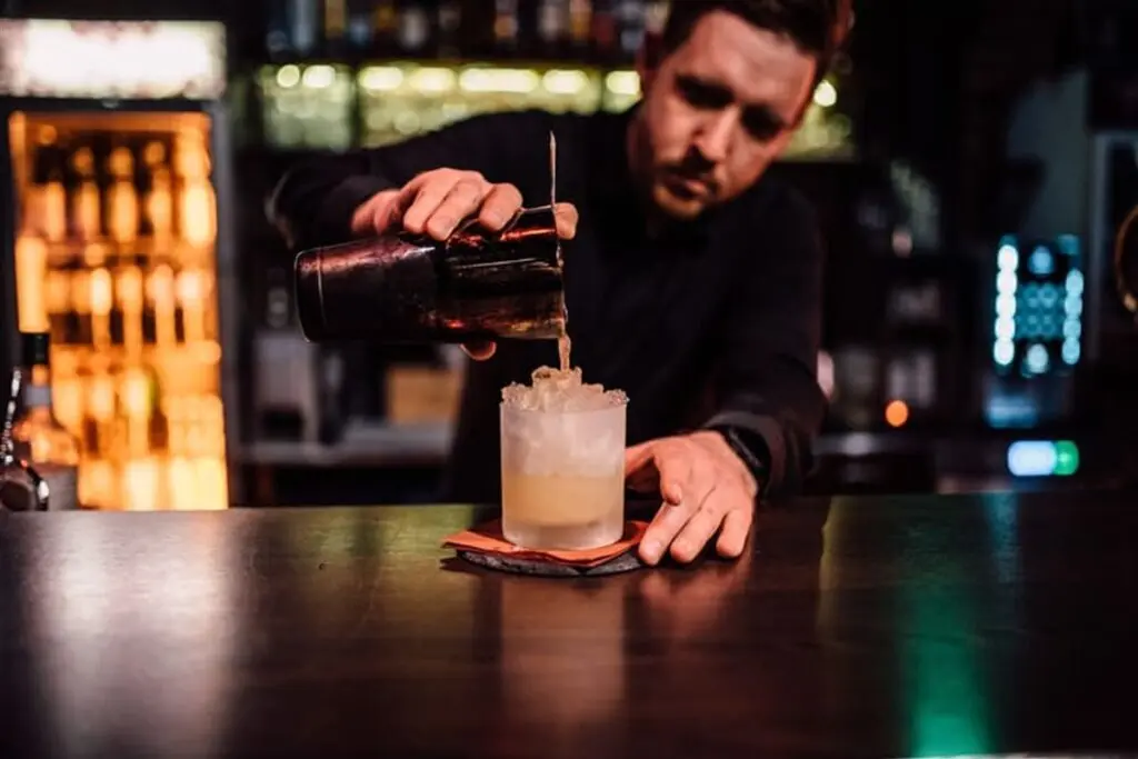 Cocktailmix am Bartresen im SCHANZ