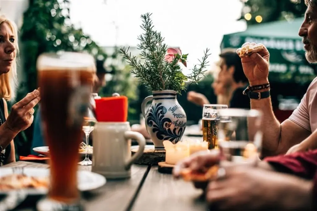 Getränke auf einem Biergartentisch im SCHANZ